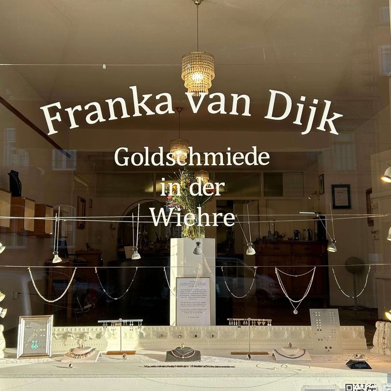 Schaufenster der Werkstatt mit dem Schriftzug „Franka van Dijk – Goldschmiede in der Wiehre“, dahinter Ketten und Schmuck in der Auslage